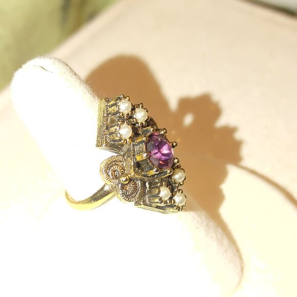 Vintage Sarah Coventry Size 6.5 Gold Tone Ring Faux Pearls Purple Rhinestone - Picture 12 of 13